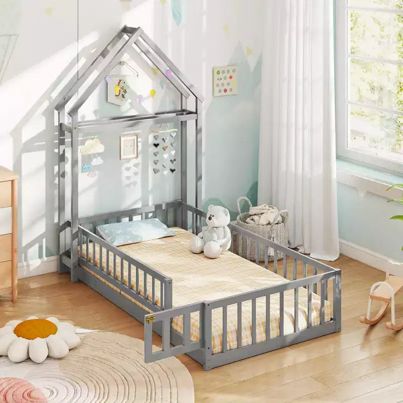 Lit au sol pour enfant de taille double avec tête de lit en forme de maison et portemanteau