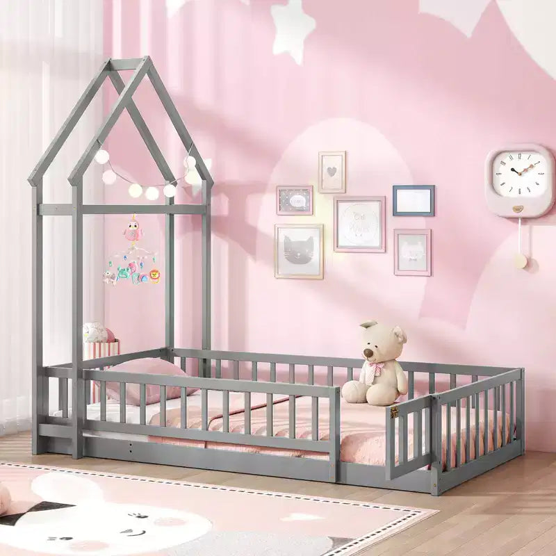 Lit au sol pour enfant de taille double avec tête de lit en forme de maison et portemanteau