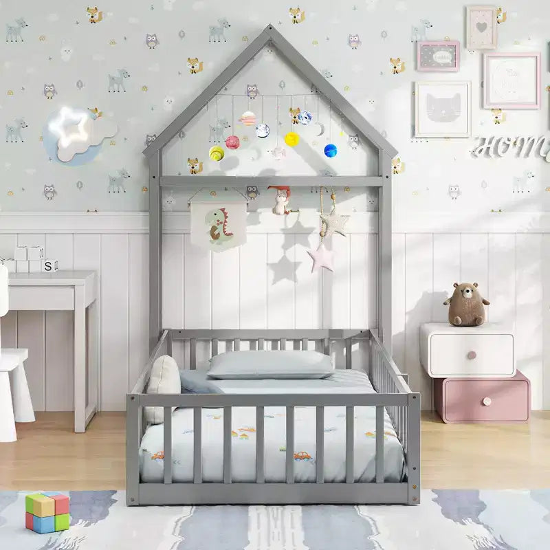 Lit au sol pour enfant de taille double avec tête de lit en forme de maison et portemanteau