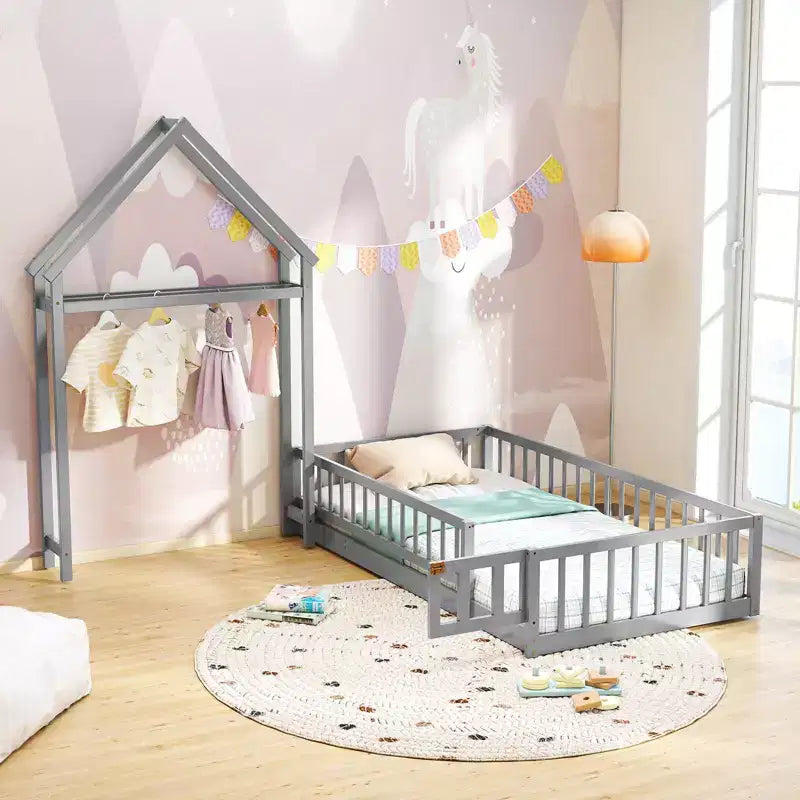 Lit au sol pour enfant de taille double avec tête de lit en forme de maison et portemanteau