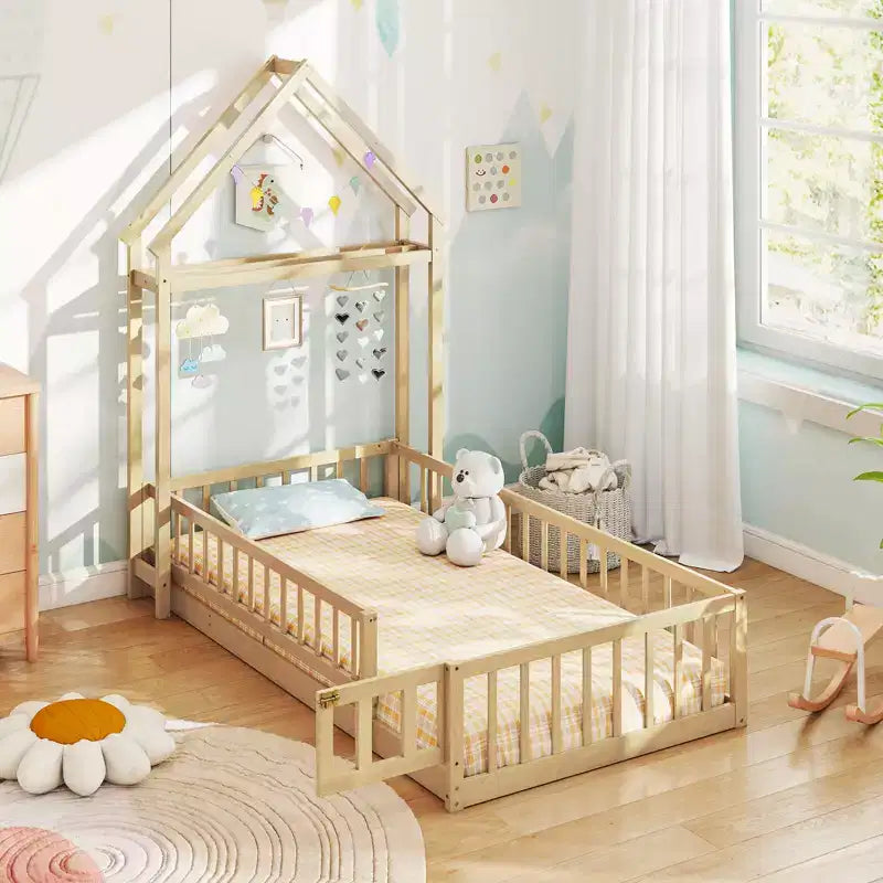 Lit au sol pour enfant de taille double avec tête de lit en forme de maison et portemanteau