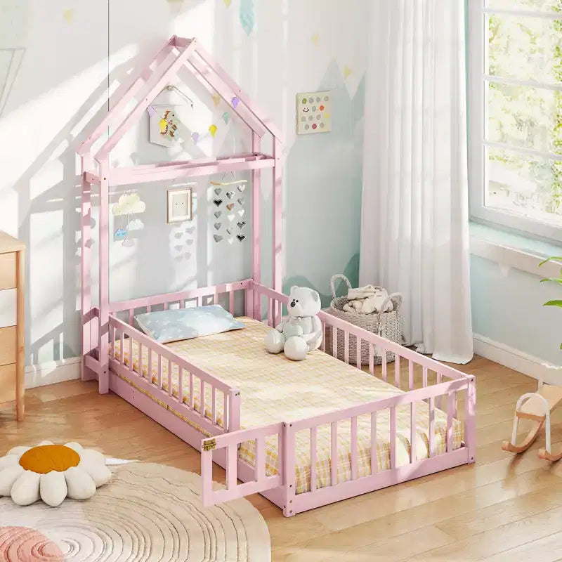 Lit au sol pour enfant de taille double avec tête de lit en forme de maison et portemanteau