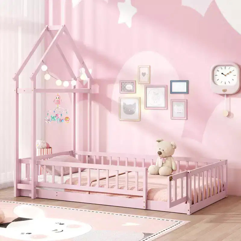 Lit au sol pour enfant de taille double avec tête de lit en forme de maison et portemanteau