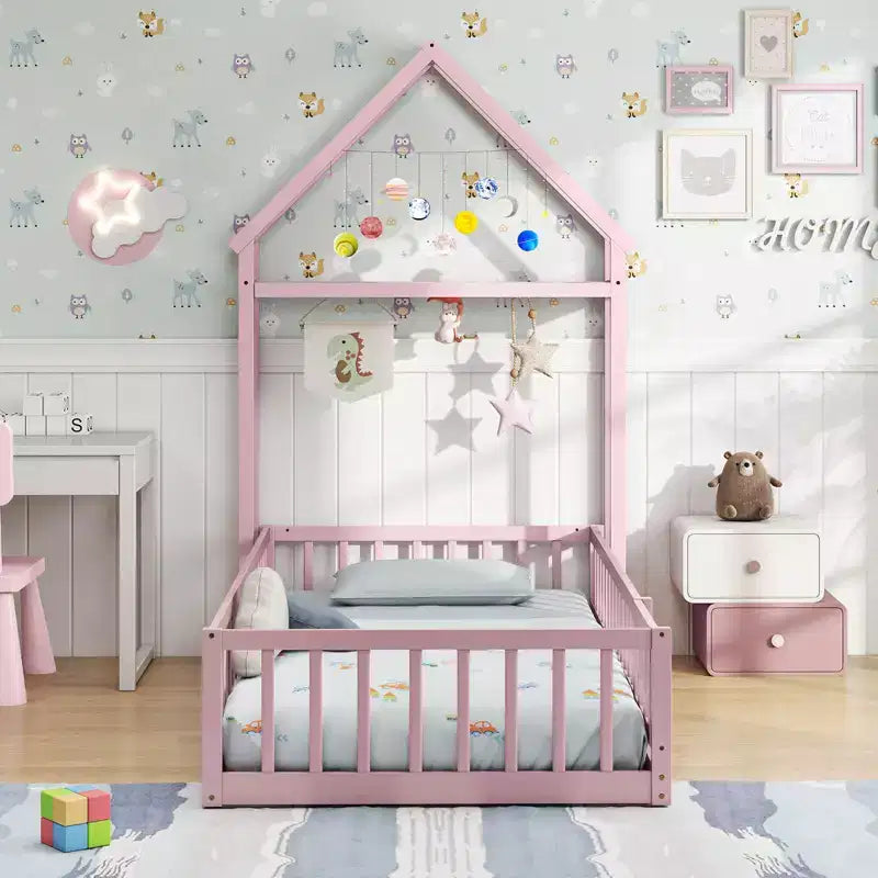 Lit au sol pour enfant de taille double avec tête de lit en forme de maison et portemanteau
