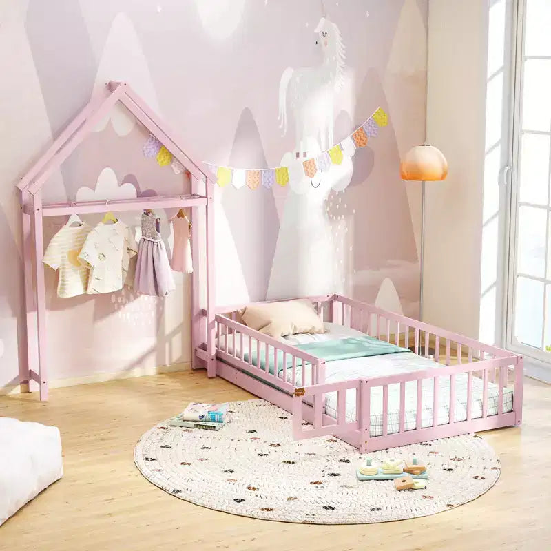 Lit au sol pour enfant de taille double avec tête de lit en forme de maison et portemanteau