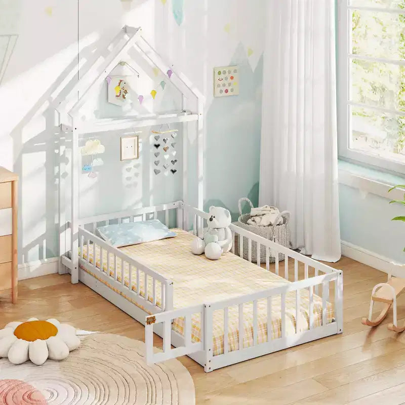 Lit au sol pour enfant de taille double avec tête de lit en forme de maison et portemanteau
