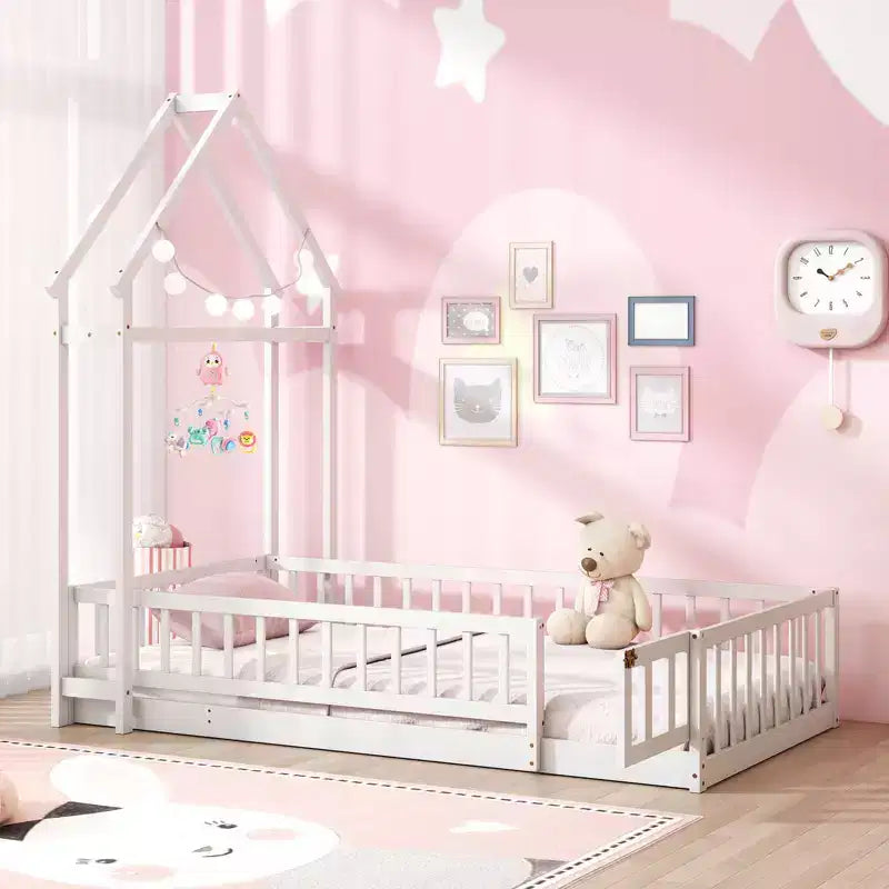 Lit au sol pour enfant de taille double avec tête de lit en forme de maison et portemanteau