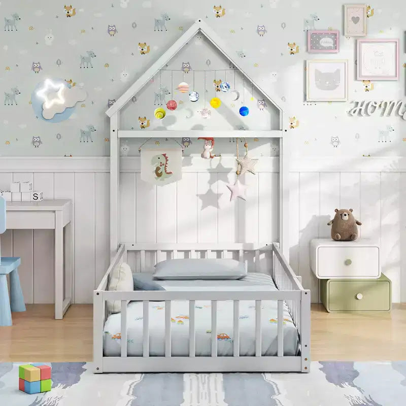 Lit au sol pour enfant de taille double avec tête de lit en forme de maison et portemanteau