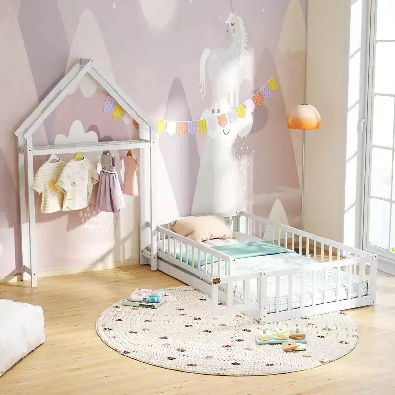 Lit au sol pour enfant de taille double avec tête de lit en forme de maison et portemanteau