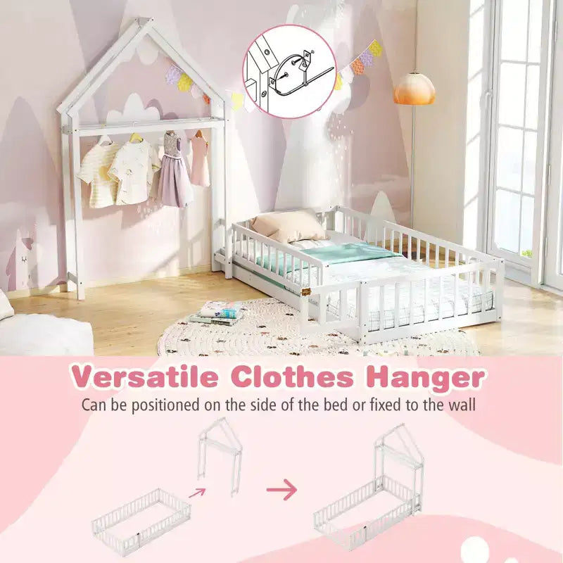 Lit au sol pour enfant de taille double avec tête de lit en forme de maison et portemanteau