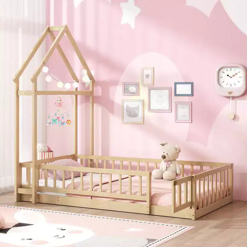 Lit au sol pour enfant de taille double avec tête de lit en forme de maison et portemanteau
