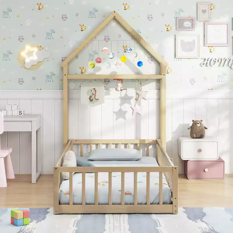 Lit au sol pour enfant de taille double avec tête de lit en forme de maison et portemanteau