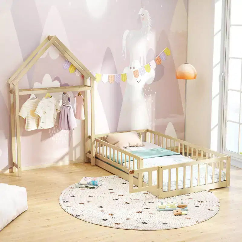 Lit au sol pour enfant de taille double avec tête de lit en forme de maison et portemanteau