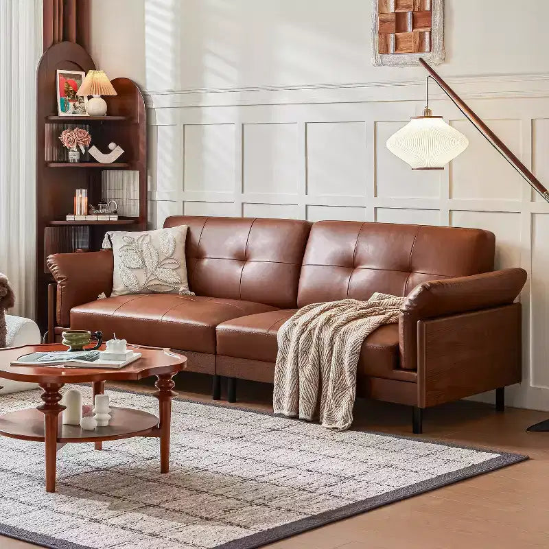 Canapé brun en cuir, style moderne du milieu du siècle, avec extérieur en bois massif et capitonnage fait main