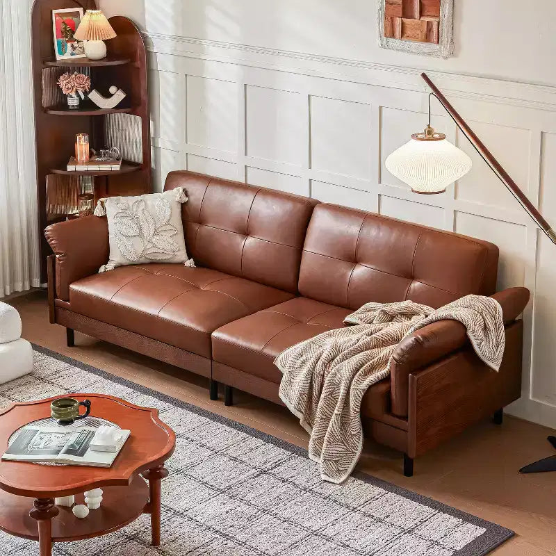 Canapé brun en cuir, style moderne du milieu du siècle, avec extérieur en bois massif et capitonnage fait main