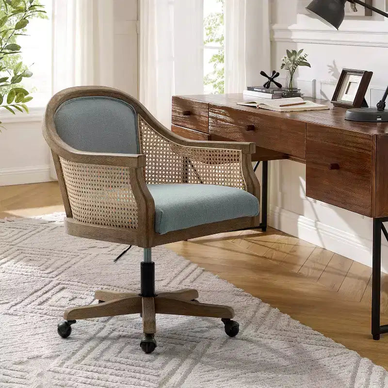 Chaise de bureau pivotante à bras en rotin